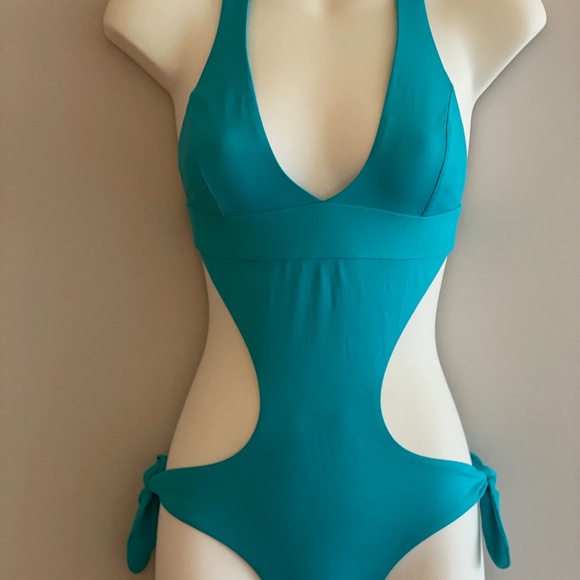 Women's One Piece Swim Suit - Picture 1 of 3